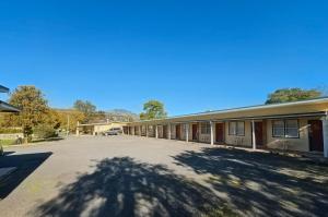 an empty parking lot in front of a building at Murrurundi Motel - CITY CENTRE in Murrurundi