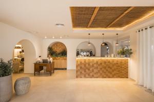 eine Lobby mit Bar in einem Gebäude in der Unterkunft The Cookbook Hotel & SPA in Calpe + 17 Fotos