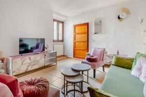 a living room with a couch and a tv at Gabri's Home in Spello
