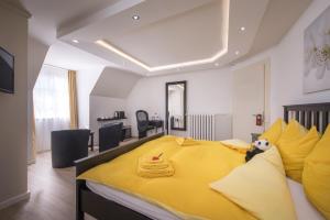 Postel nebo postele na pokoji v ubytování Max Aviation Villa & Apartments