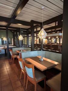 a dining room with a table and chairs in a restaurant at Hotel Pfälzer Hof GmbH in Braunschweig