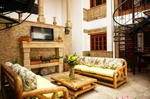 sala de estar con 2 sofás y chimenea en Hotel Campanario Real, en Villa de Leyva