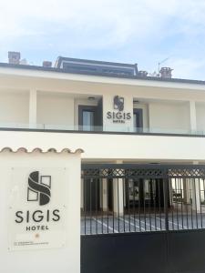 ein Gebäude mit einem Schild für Sehenswürdigkeiten Hotel in der Unterkunft SIGIS HOTEL - Fiumicino in Fiumicino