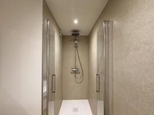 ein Badezimmer mit Dusche mit Glastür in der Unterkunft EASY Tropez in Grimaud + 24 Fotos