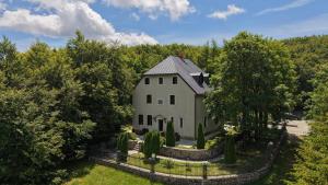 an aerial view of a white house with trees at Hotel Ivanov Konak i Depadans Palac in Cetinje