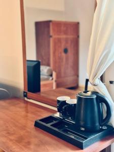 a tea kettle and two cups on a table with a mirror at Willa Róża Karkonoszy in Jelenia Góra +17 photos
