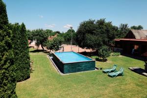 an overhead view of a swimming pool in a yard at Casa de Piatra in Porumbacu de Sus