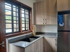 eine Küche mit Spüle und Kühlschrank in der Unterkunft The Weekender in Kunkunu + 9 Fotos