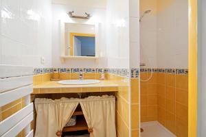 a bathroom with a sink and a shower at L'aoûtienne - 300m de la plage in Saint-Coulomb +24 photos