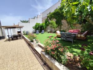 a garden with furniture and flowers in a yard at Casa Laureana in Ruidera