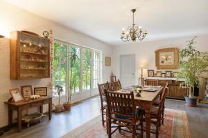 a dining room with a table and chairs at Gite L'Aventura in Régades