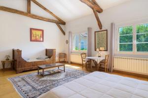 a bedroom with a bed and a table at Gite L'Aventura in Régades