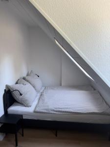 a bed in a room under the stairs at Heimathafen Neumünster in Neumünster