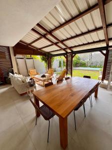 a large living room with a wooden table and chairs at Villa Kanasuk in Pointe d'Esny