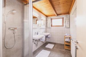 a bathroom with a shower and a sink at Haus Voglreiter - inkl Sommerkarte, zentrale und ruhige Lage, Garten mit Spielplatz in Kaprun +164 photos