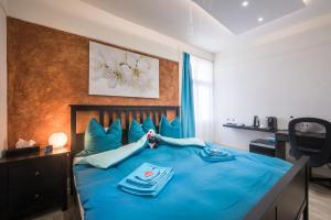 Postel nebo postele na pokoji v ubytování Max Aviation Villa & Apartments