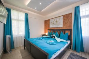 Postel nebo postele na pokoji v ubytování Max Aviation Villa & Apartments