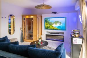 a living room with blue couches and a fireplace at L'Escapade Indigo - Balnéo - Sauna in Tournefeuille