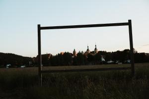 an empty sign in the middle of a field at Wohnung Albrecht Nummer 4 in Spalt