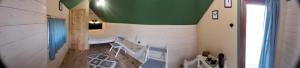a bathroom with a green and white ceiling at Malowane Wrota Camp - Gniazdko in Łazy