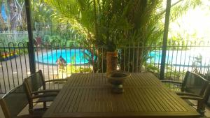 una mesa con un jarrón sentado en un patio en Palmerston Sunset Retreat en Palmerston