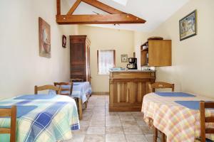 a room with two beds and a kitchen at L'aoûtienne - 300m de la plage in Saint-Coulomb