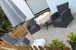 an aerial view of a patio with chairs and a mop at Ferienwohnung Gartenblick in Nordenham