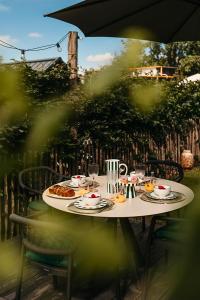 a table with food and drinks on top of it at Knus I Tiny house op de Veluwe in Epe