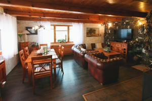 a living room with a couch and a table at Chata Ostrov - Eiland v srdci Českého Švýcarska in Tisá