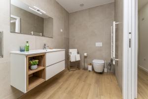 a bathroom with a sink and a toilet at Refugio Moderno as Portas do Geres in Ponte da Barca +25 photos