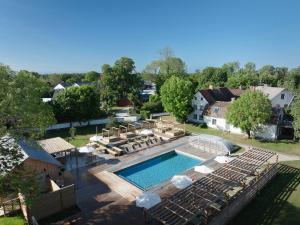 an overhead view of a swimming pool with chaise lounge chairs and a swimming pool at Gumbalde Resort in Stånga