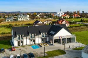 Draufsicht auf ein Gebäude mit Parkplatz in der Unterkunft Holistic in Solec-Zdrój