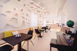 a restaurant with tables and chairs in a room at Hotel Anny in Lido di Jesolo