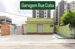 a green building with a sign that readsgarandan ninja cuba at Chalé Diamante c /AR in Volta Redonda