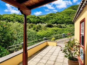 a balcony with a view of a mountain at Emiliana in Puntallana