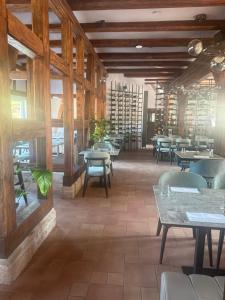 ein Restaurant mit Tischen und Stühlen in einem Raum in der Unterkunft Hotel Hammermühle in Stadtroda