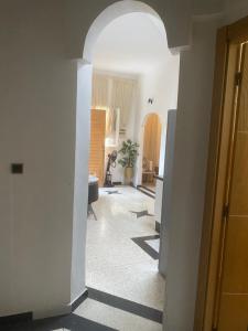 a hallway with an archway in a house at Belle Villa in Casablanca