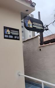 a sign on the side of a building at Loft Moderno 1 in Volta Redonda