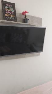 a flat screen tv sitting on top of a white wall at Loft Moderno 1 in Volta Redonda