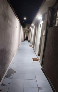 an empty hallway of a building at night at Loft Moderno 1 in Volta Redonda