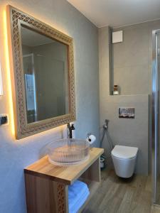 a bathroom with a sink and a toilet and a mirror at Gościniec u Bobaków in Ząb