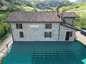 an external view of a house with a swimming pool at Agriturismo Campo Rosso in Civitella di Romagna