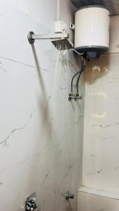 a basketball hoop on a wall with a net at Hotel shree lodging in Jogeshwāri