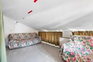 a bedroom with two beds in a room at Casa Violina - Portoferraio in Portoferraio