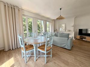 a living room with a table and chairs and a couch at GJ Holiday Escapes - Le plage de Notre-Dame - Appartement au coeur de la vieille ville in Boulogne-sur-Mer