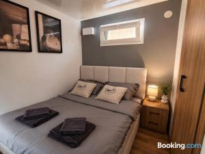 a bedroom with a bed with two towels on it at Domki Na Talerzu in Skorochow