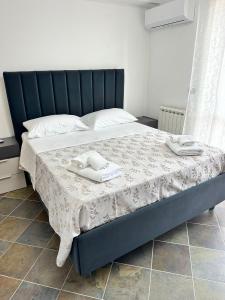 a bed with two towels on it in a bedroom at Casa Vacanze Scilla in Scilla