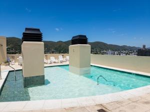 a swimming pool on the roof of a building at Torre Melos, 2do piso, centro, con cochera in Villa Carlos Paz