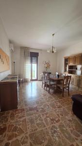 a kitchen and dining room with a table and chairs at Scicocco Sweet Home in Bagnoli del Trigno