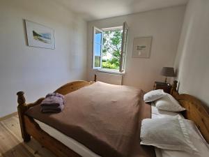 a bedroom with a large bed with a window at Kiekutsland in Westerholz